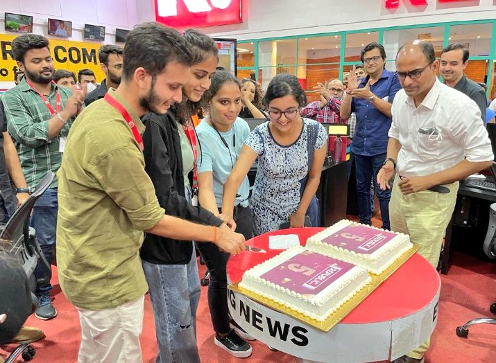 MITALI79983868's tweet photo. Celebration of #RepublicIs5
Yummy cakes 👌👌 https://t.co/a1giiupj28