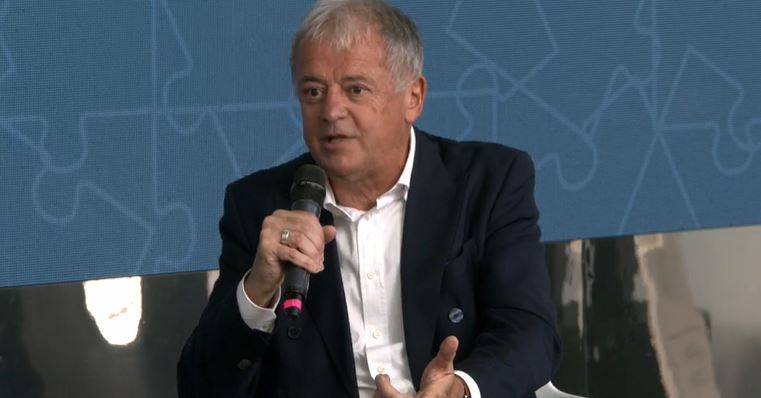 CorriereBN's tweet photo. Marco Versari di @Biorepack_Cons alla #CivilWeek2022: l'Italia è il Paese che raccoglie la metà di tutto l'organico europeo. Siamo i più efficienti grazie anche alle plastiche biodegradabili. L'organico va riciclato per fertilizzanti e altro. Talk è su https://t.co/rQDqh5x75r https://t.co/D9OfYfrbyz