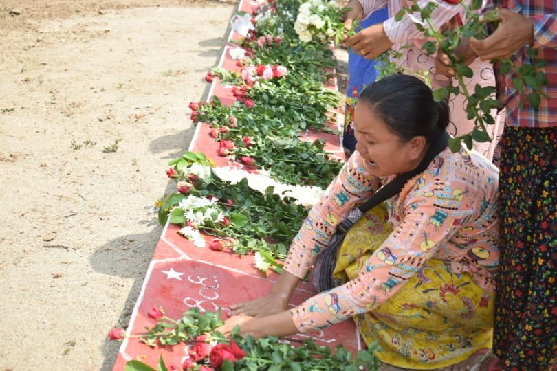 MizzimaNews's tweet photo. ဆားလင်းကြီးမြို့နယ်အတွင်း ကျဆုံးခဲ့သူများ (၅)လပြည့် အထိမ်းအမှတ် အလေးပြု

#Mizzima
#ဆားလင်းကြီးမြိုနယ်
#ကျေးရွာပေါင်းစုံသပိတ်ကော်မတီ 
#အလေးပြု https://t.co/nZDpjfJ2E1