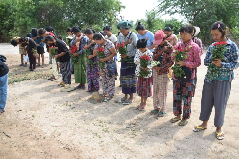 MizzimaNews's tweet photo. ဆားလင်းကြီးမြို့နယ်အတွင်း ကျဆုံးခဲ့သူများ (၅)လပြည့် အထိမ်းအမှတ် အလေးပြု

#Mizzima
#ဆားလင်းကြီးမြိုနယ်
#ကျေးရွာပေါင်းစုံသပိတ်ကော်မတီ 
#အလေးပြု https://t.co/nZDpjfJ2E1