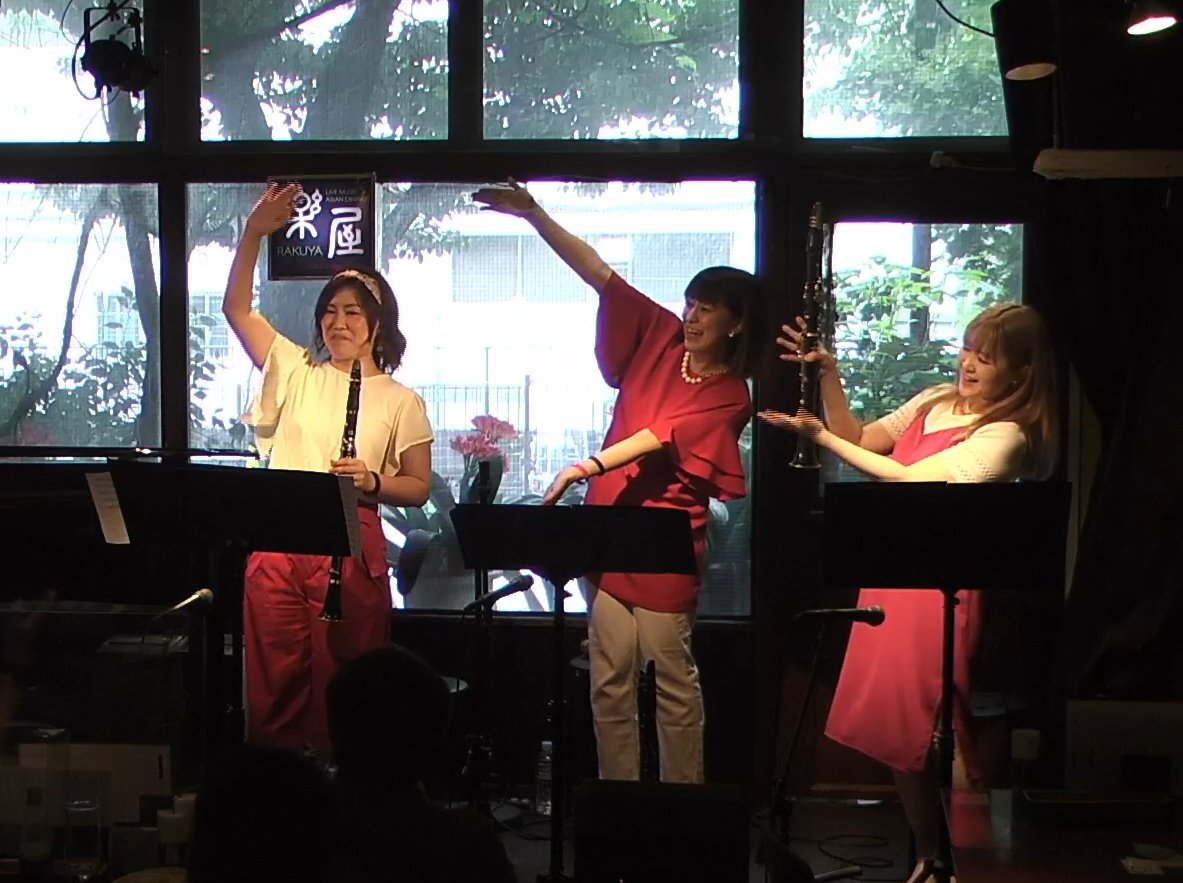 syukyukozou's tweet photo. 今日は Clarinet Trio『CLASH』Live🎼
「CLASH +」を配信で鑑賞🍀 
持ち前のカッコ良さ✨はそのままで新味をプラス
少し Jazzy な素晴らしいライヴでした ❣️
🎹大西まみさんとの共演も素敵でした💐
素敵なひとときに感謝🥰
＃CLASHしようぜ @Micina_clarinet @matsuricoffee
@abekana_cla @mami_0024 https://t.co/7ue9FKtrL8