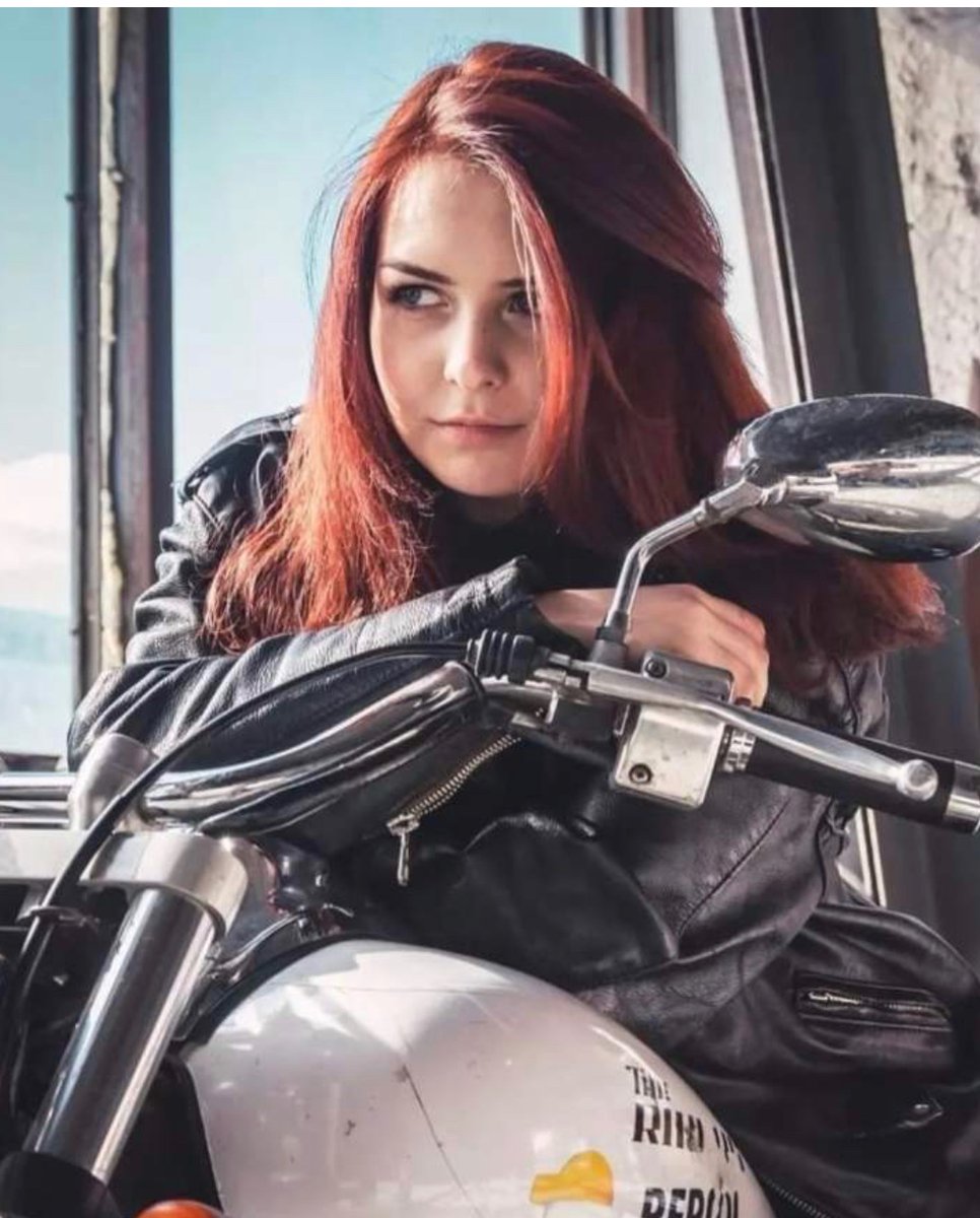 Gerashchenko_en's tweet photo. The girl who sang at #Azovstal is Kateryna, «Birdie», 21 y. She studied singing in Ternopil, acted in a local theater. She graduated, moved to Kyiv, began riding motorbikes and then she went to defend her country.
God bless you, Birdie. Hoping and praying you will soon be free https://t.co/jKb2uVmUHs