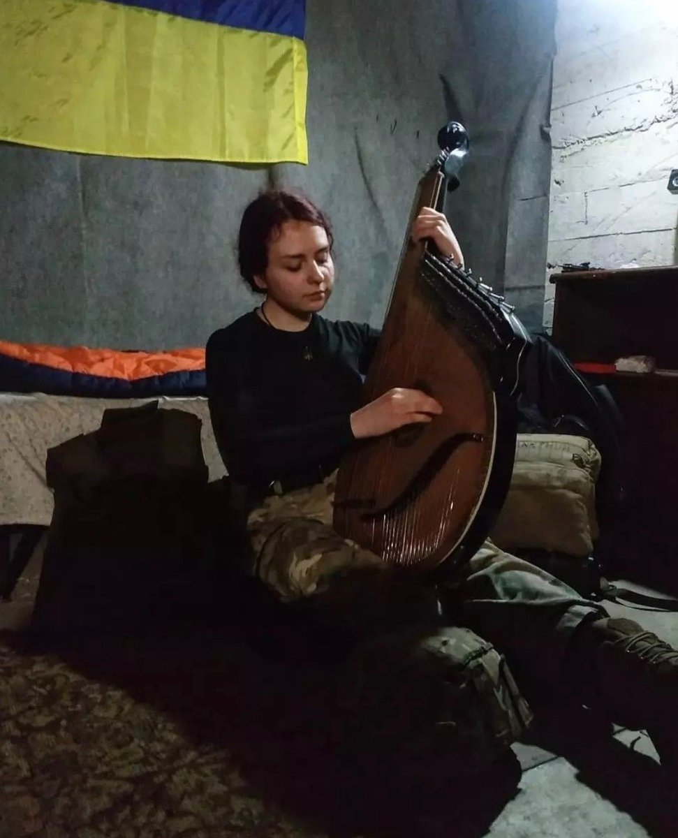 Gerashchenko_en's tweet photo. The girl who sang at #Azovstal is Kateryna, «Birdie», 21 y. She studied singing in Ternopil, acted in a local theater. She graduated, moved to Kyiv, began riding motorbikes and then she went to defend her country.
God bless you, Birdie. Hoping and praying you will soon be free https://t.co/jKb2uVmUHs