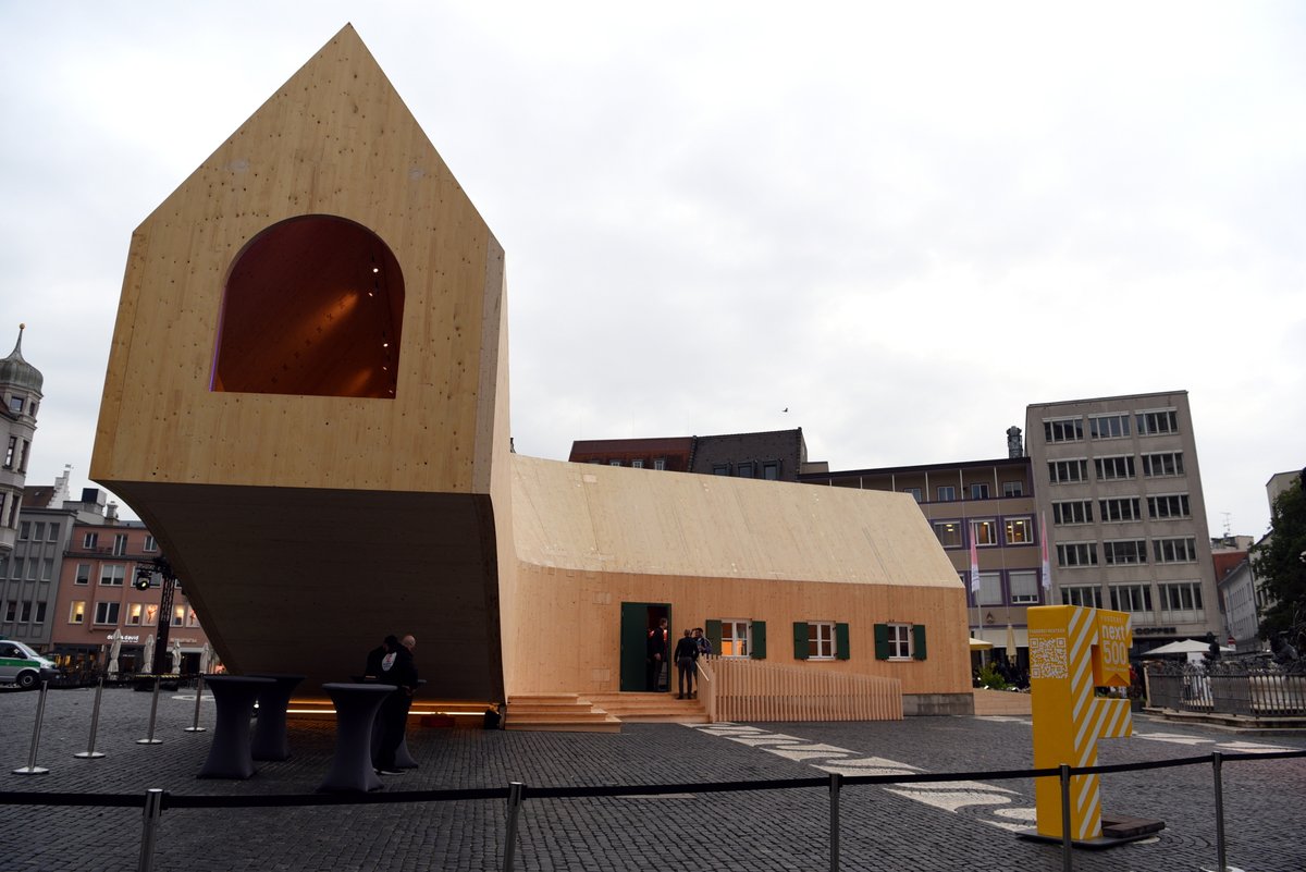 stadtaugsburg's tweet photo. #Fuggerstadt Augsburg feiert das 500-jährige Bestehen der ältesten Sozialsiedlung der Welt: 

Gestern wurde der #Fuggerei #NEXT500 Pavillon auf dem Rathausplatz mit einem Festakt eröffnet!

Mehr unter: https://t.co/WbF93zBlD9

#stadtaugsburg https://t.co/WM1n3PaKqH