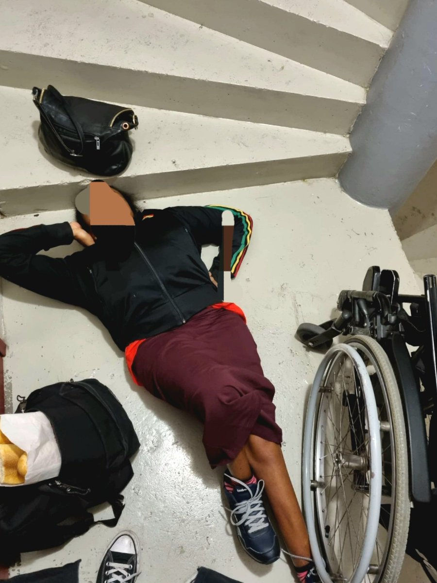 howi972's tweet image. Les porteurs de l&apos;entreprise mandatée par @Paris_Habitat m&apos;ont faite tomber dans les escaliers hier soir à 20h. Nuit passée aux urgences. @JacquesGalvani @Handicap_fr @Anne_Hidalgo