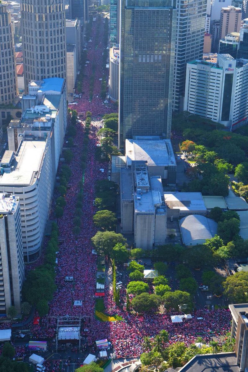 newswatchplusph's tweet photo. LOOK: As of 4:30pm, thousands of 'kakampinks' fill Ayala cor. Makati Avenue in Makati City ahead of the Leni-Kiko tandem's Miting de Avance tonight. #TheFilipinoVotes

📸  Top-view shots via Team Kiko/Jimmy Dasal

Election stories: https://t.co/ZSYN2EJMxu https://t.co/E1GgzY1WnD