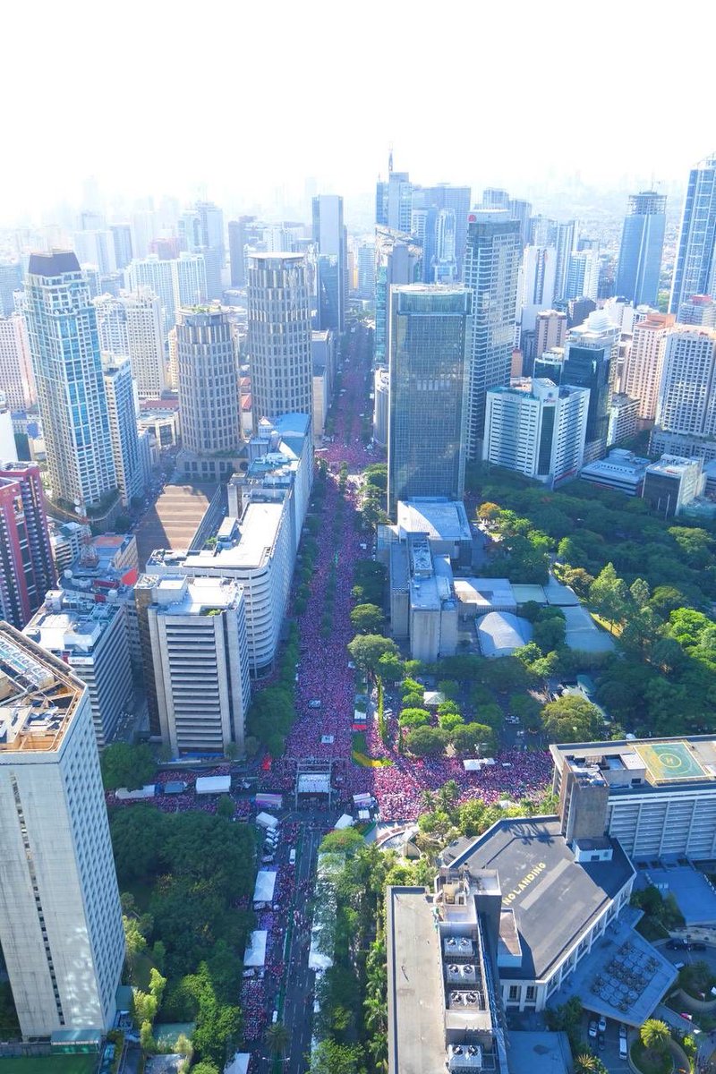 newswatchplusph's tweet photo. LOOK: As of 4:30pm, thousands of 'kakampinks' fill Ayala cor. Makati Avenue in Makati City ahead of the Leni-Kiko tandem's Miting de Avance tonight. #TheFilipinoVotes

📸  Top-view shots via Team Kiko/Jimmy Dasal

Election stories: https://t.co/ZSYN2EJMxu https://t.co/E1GgzY1WnD