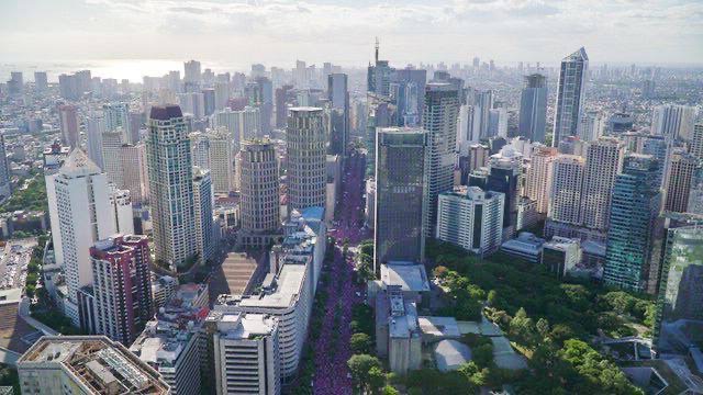 newswatchplusph's tweet photo. LOOK: As of 4:30pm, thousands of 'kakampinks' fill Ayala cor. Makati Avenue in Makati City ahead of the Leni-Kiko tandem's Miting de Avance tonight. #TheFilipinoVotes

📸  Top-view shots via Team Kiko/Jimmy Dasal

Election stories: https://t.co/ZSYN2EJMxu https://t.co/E1GgzY1WnD