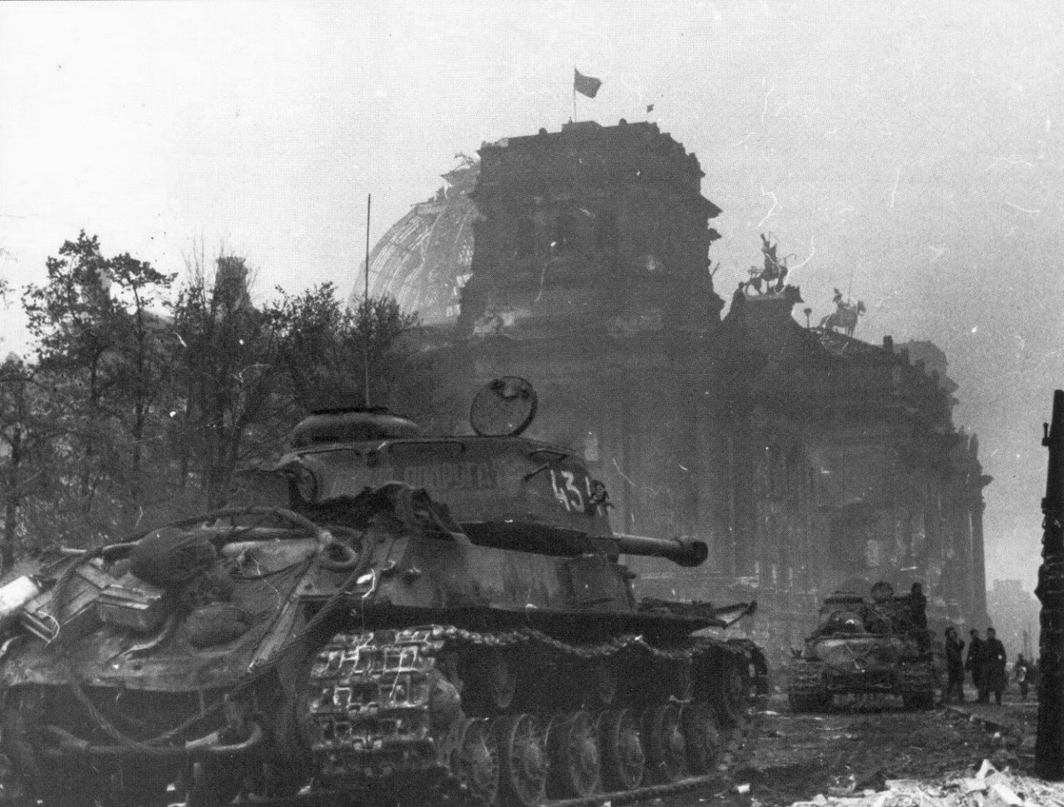 historicalparty's tweet photo. Советские танки ИС-2 из состава 7-й гвардейской танковой бригады у Рейхстага. май 1945 года. На переднем плане — танк № 434 «Боевая подруга». https://t.co/u6PUvgZ3Lj