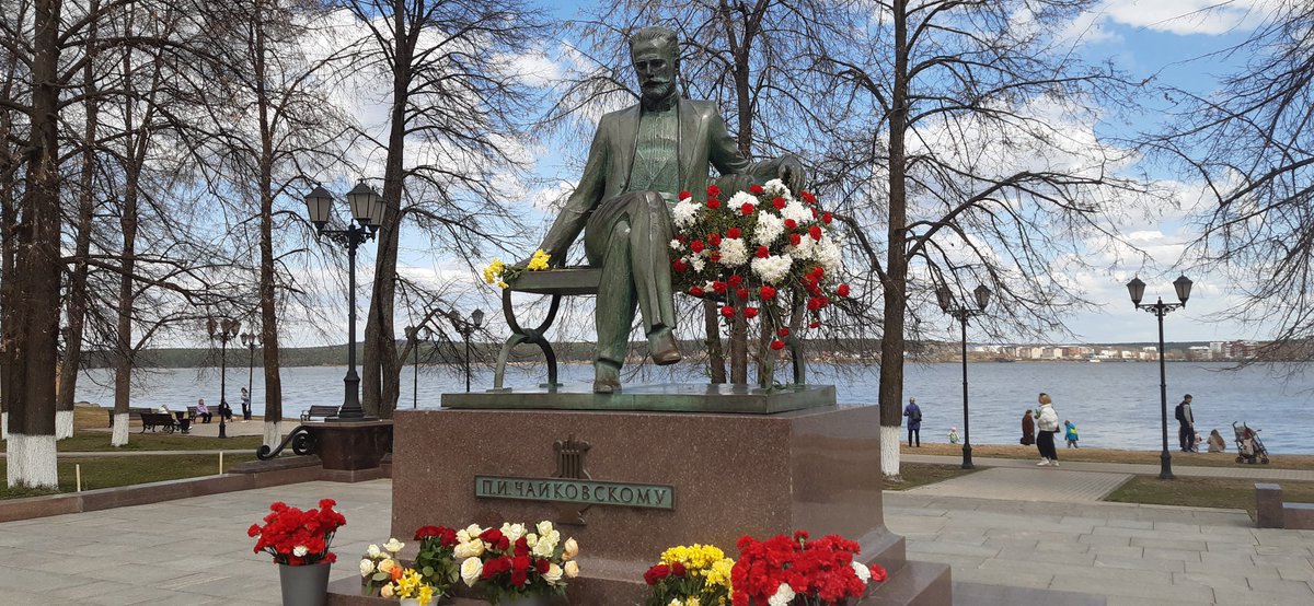 MariaSvetlakov's tweet photo. At this very moment in Tchaikovsky museum-estate (Votkinsk). Happy 182nd birthday, dear Pyotr Tchaikovsky, our great landmate!!! https://t.co/y7w91pQbyk