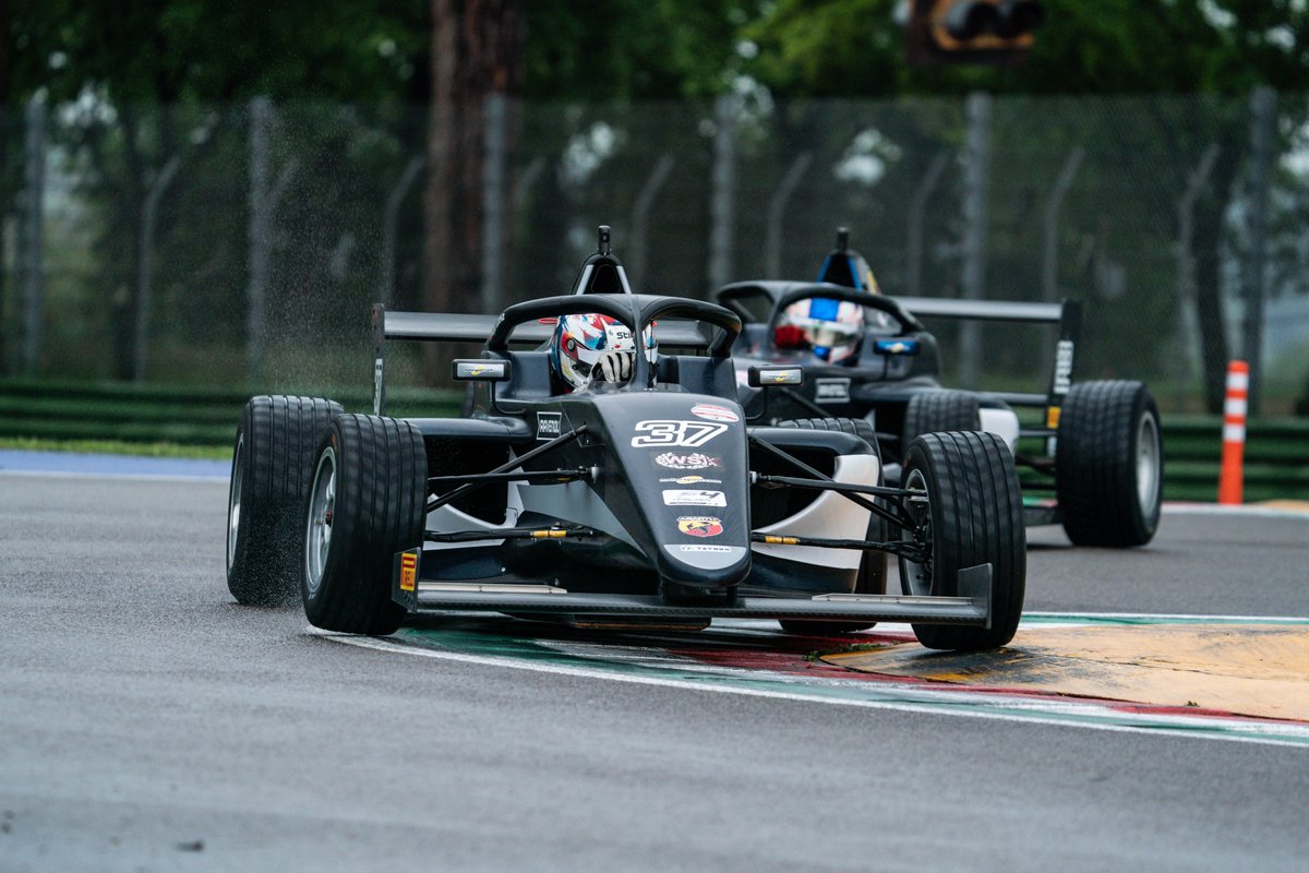 Wiktor_Racing's tweet photo. Szalone kwalifikacje we włoskiej F4 spowodowane niby przesychającym, ale wciąż mokrym torem. W Q1 z oponami nie trafił US Racing i Kacper Sztuka (P24), natomiast w Q2 już było bardzo dobrze i znakomicie - w rezultacie P6 do R2 i P2 do trzeciego wyścigu jutro!
#ItalianF4 #elevenF1 https://t.co/WaeaPnW5SJ