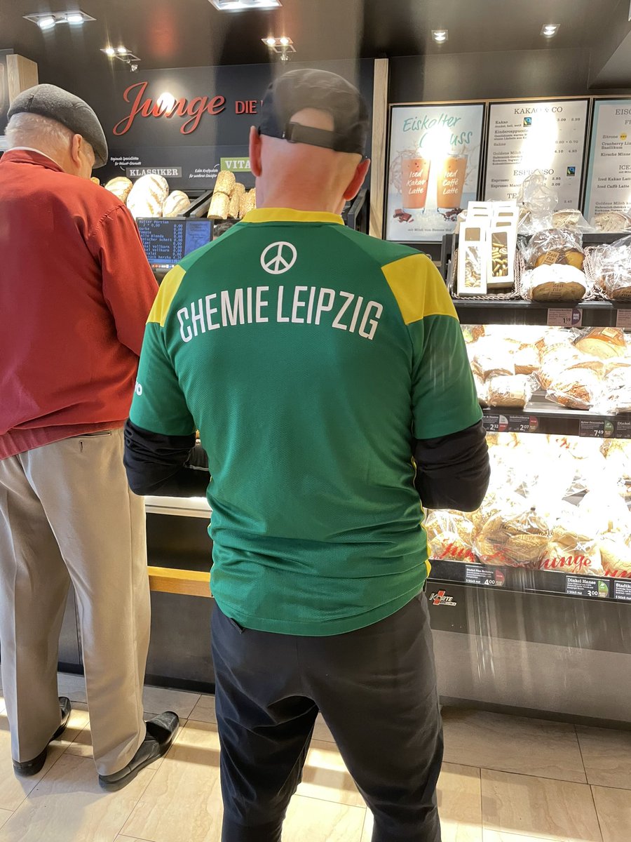 KollegeFranz's tweet photo. @nur_die_bsg wenn du beim brötchen holen in #heringsdorf auf #usedom so empfangen wirst, dann wird es sicher ein #stabiler und sonniger tag. #bsg #sge #SGEuropa #EintrachtFrankfurtInternational https://t.co/qmCdG8xpwA