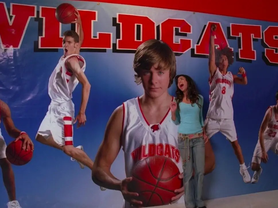 katiepreed11's tweet photo. Wildcat mascot=basketball school https://t.co/9YVVjU7Kzn