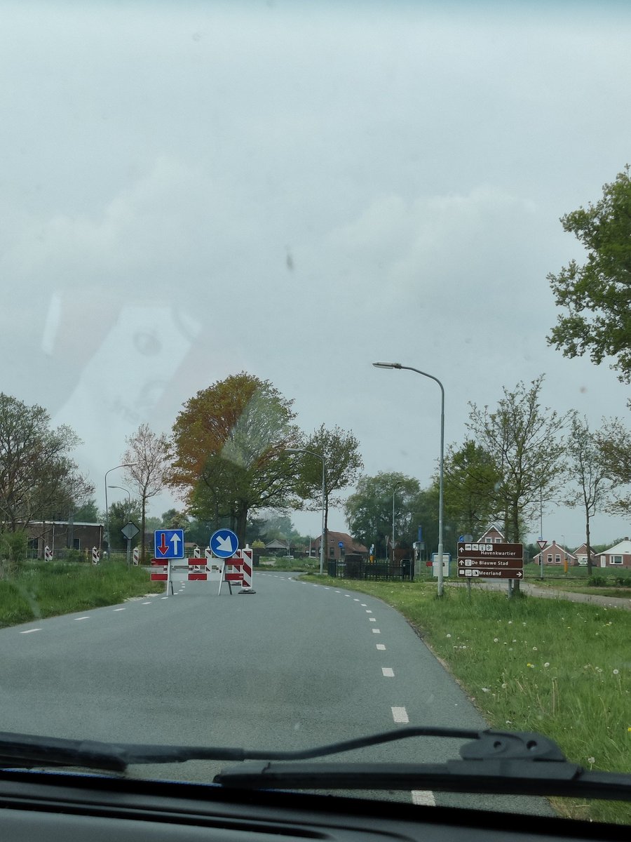 HeyEvelien's tweet photo. Waarom staat dit op de Nieuweweg, terwijl er niets gebeurd in het weekend en de weg er niet uit ligt?? @gemeenteoldambt https://t.co/LL5RNeIdln