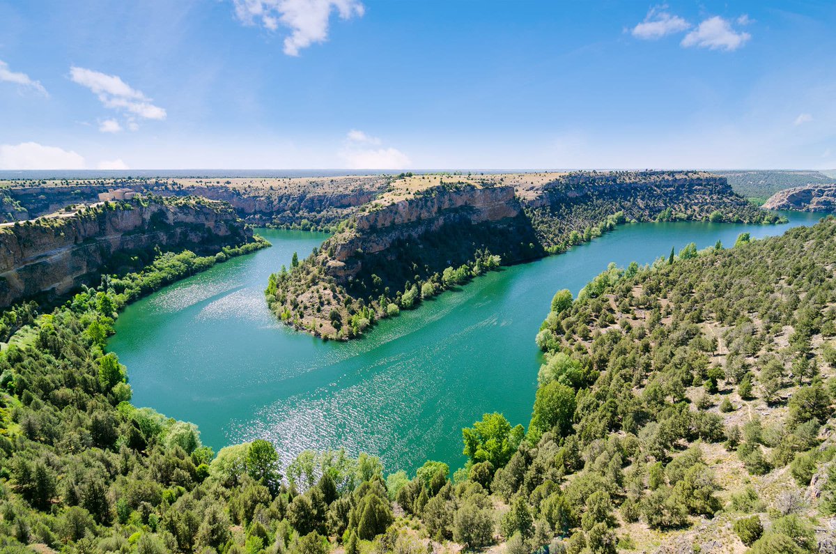 Castilla_1520's tweet photo. #Castilla es meseta, lagunas, sierras, castillos, hoces, villas medievales, ciudades Patrimonio de la Humanidad.. Castilla es un museo al aire libre.

La riqueza histórica, arquitectónica y natural de Castilla es espectacular.

Disfrutemos y promocionemos el turismo por #Castilla https://t.co/EgT2yRdmOZ