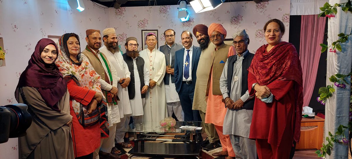 ydfpk1's tweet photo. Diverse , colorful yet enabling panel of Faith leaders gathered by YDF team for @CapitalTVPK Panel Discussion. The TV program featured discussion to denounce Mob violence and to encourage communication and Harmony among religions
#ydfpk #PaighameAman https://t.co/ogjfxK0kXv