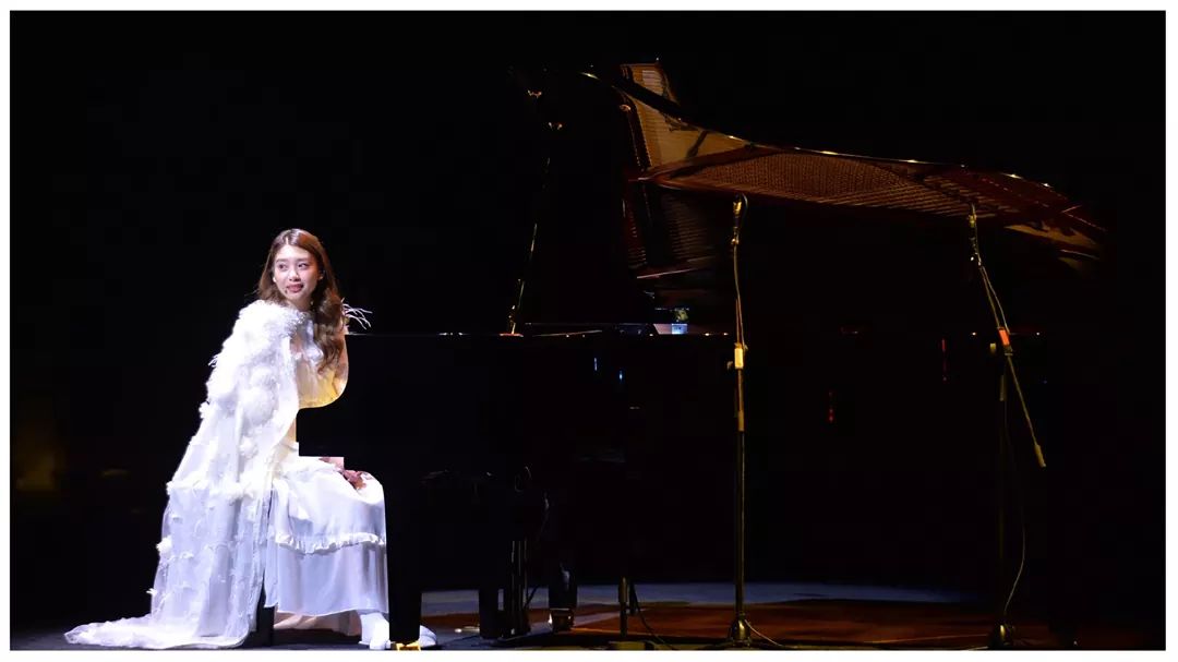 bnk48kcj's tweet photo. เมื่อวานเพิ่งไล่ดูรูปที่เซฟมาตอนคอนเสิร์ต #APassageToFly แปปๆ 3 ปีแล้วเหรอเนี่ย
จากวันนั้นมาคุณเค้าก็ยังเดินต่อมาเรื่อยๆ ไม่ได้หยุดเลยเนอะ เก่งมากๆ แล้วนะคะ จากนี้ก็ขอให้ได้เดินบนเส้นทางที่อยากเดิน ได้ทำอะไรที่อยากทำไปอีกเยอะๆ เลยนะค้า~ 💕🤗
#3yrsAPassageToFly
#KaewBNK48
#BNK48 https://t.co/FHW3ZK6MiJ