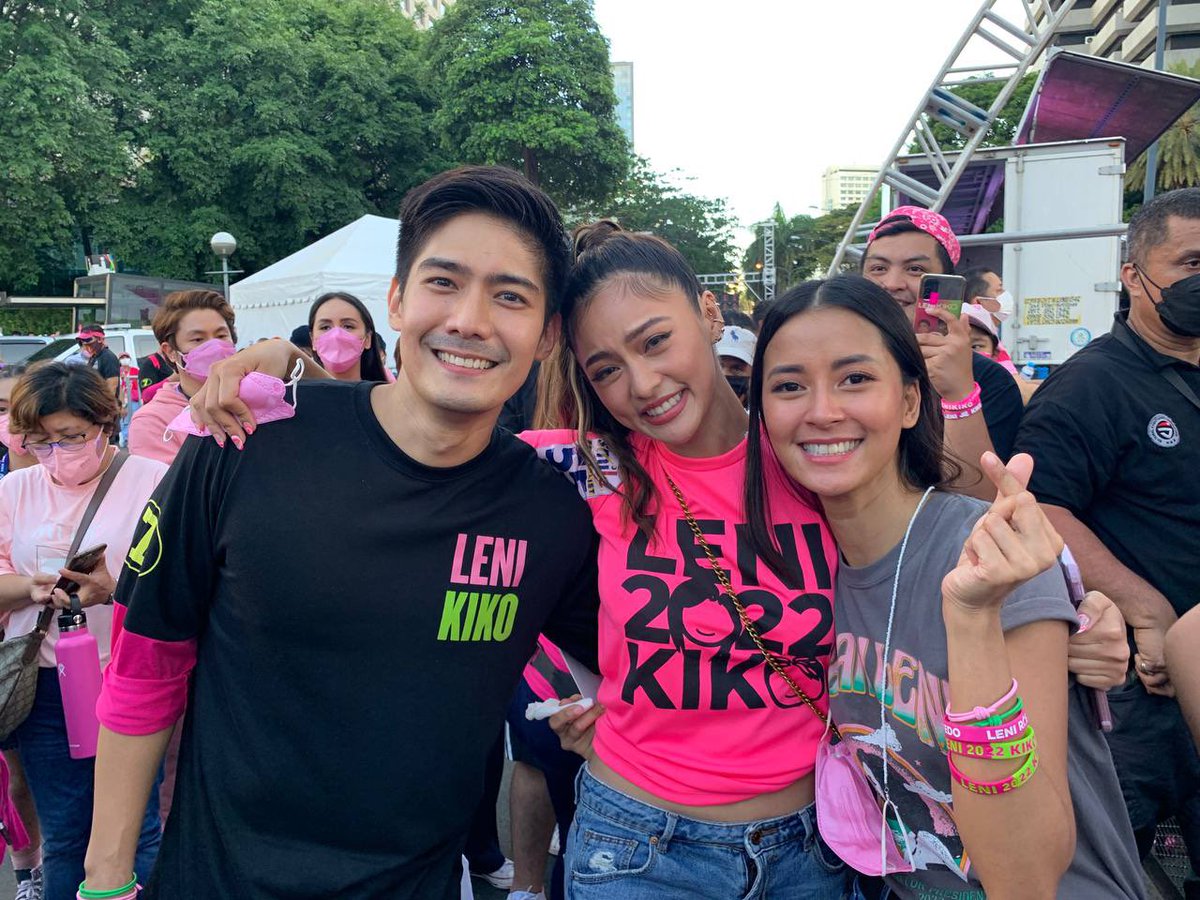welverder's tweet photo. The PBB hosts we stan! 🫰🏼💖

📸 @aelfredd for @teamlenirobredo 

#MakatiIsPink 
#IpanaloNa10ParaSaLahat
#LeniKikoAllTheWay2022 https://t.co/WMiKme3ofd