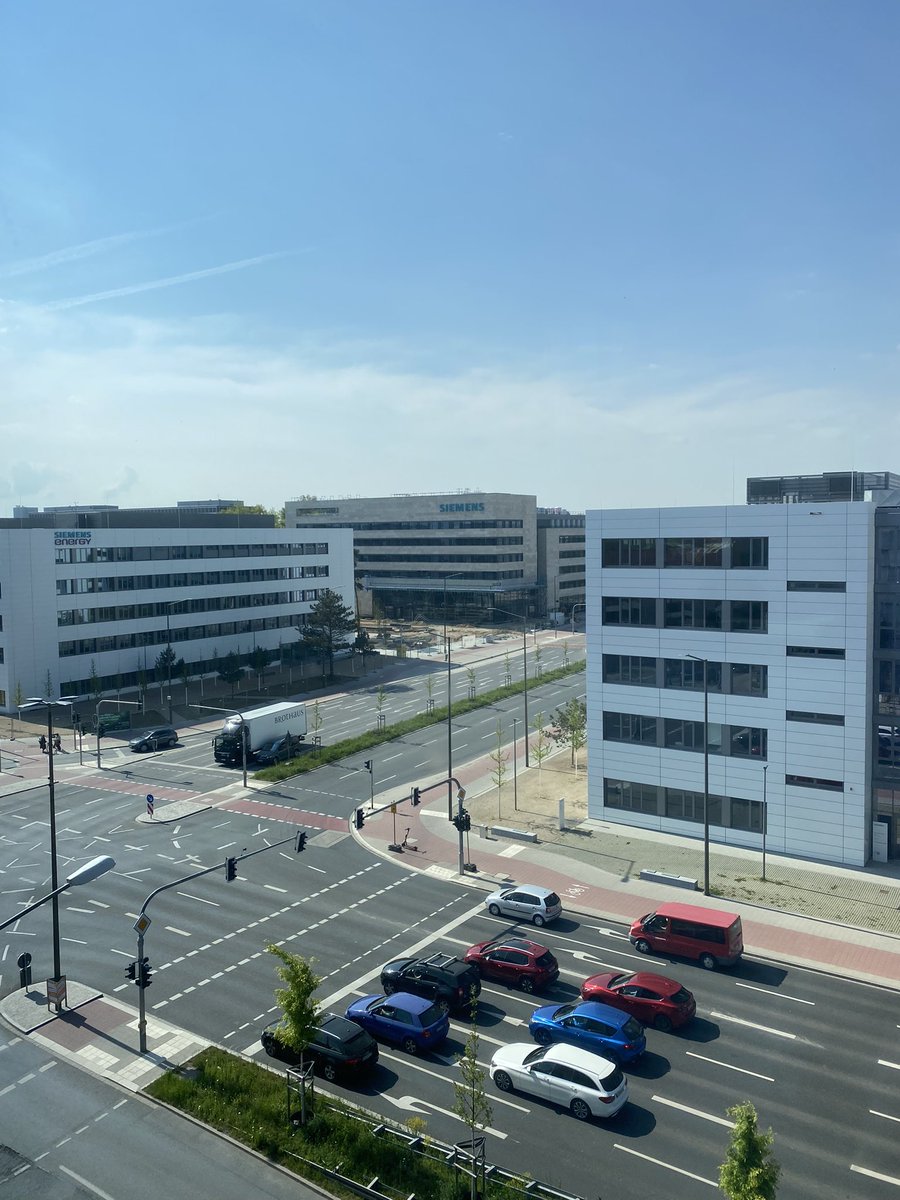 Über den Dächern von Erlangen, mit tollem Blick auf das neue Siemens Empfangsgebäude im Siemens Campus …
Vortrag über #siemenscampuserlangen bei der GEFMA Lounge