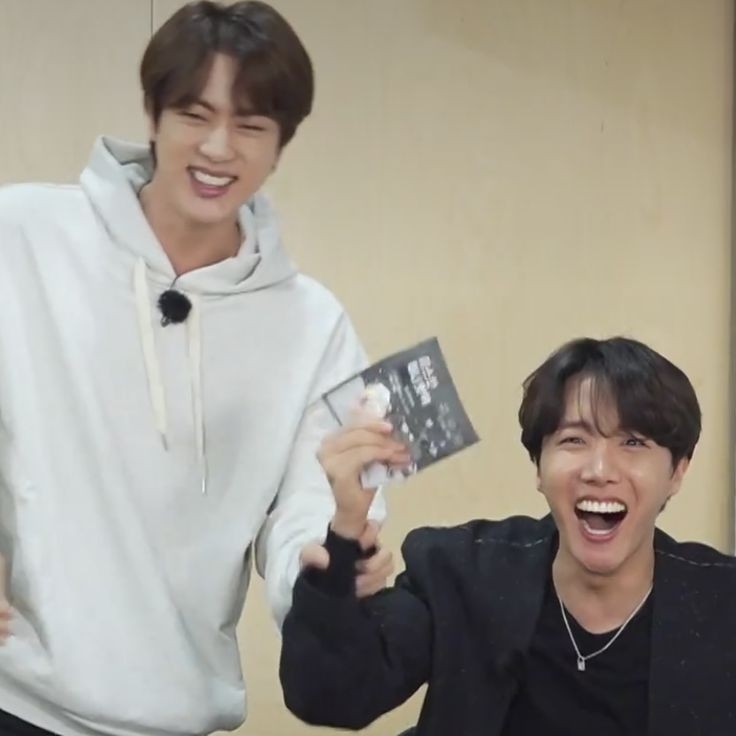 happylillthing's tweet photo. 🐿️:- "I'm happy whenever I'm with Jin hyung."
🐹:- "Hobi is always bright and makes people happy."

—A thread of Hobi and Jin being happy and playful around each other https://t.co/Jw4Y2hGhgV