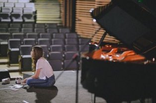KaewNatruja_TH's tweet photo. Happy Anniversaries 3 Years🎹✨
#3yrsAPassageToFly #APassageToFly
#KaewBNK48 #BNK48 https://t.co/uIqzcVicBj