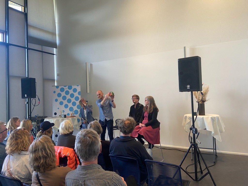 AarhusUni's tweet photo. Fuldt hus til den mere folkelige del af #MatchPoints22. Formidling og underholdning af bl.a. @mikkelwallentin @kristian_tylen. Det hele sikkert styret af Peter Lund 🧠Madsen (@hjernemad) @MuseumMoesgaard @fuaarhus #forskdk https://t.co/Juxr9qyXHt