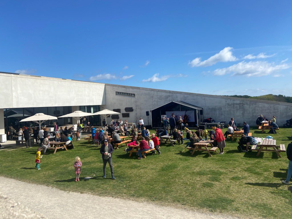 AarhusUni's tweet photo. Fuldt hus til den mere folkelige del af #MatchPoints22. Formidling og underholdning af bl.a. @mikkelwallentin @kristian_tylen. Det hele sikkert styret af Peter Lund 🧠Madsen (@hjernemad) @MuseumMoesgaard @fuaarhus #forskdk https://t.co/Juxr9qyXHt