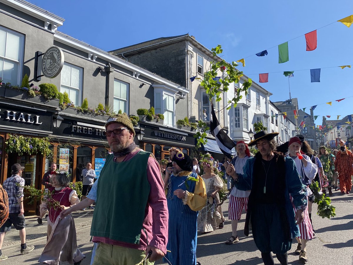 HelstonNubNews's tweet photo. Hal An Tow! #Helston #Cornwall #FloraDay #HalAnTow #Dancing #Music https://t.co/pXemMCo5tv