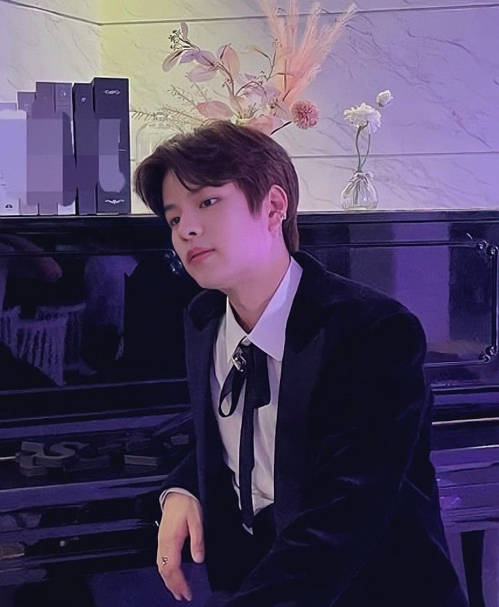 ︎ ︎ ︎
               Xavier Kim
               new acc,  new to rp
               like and rt to be mutuals