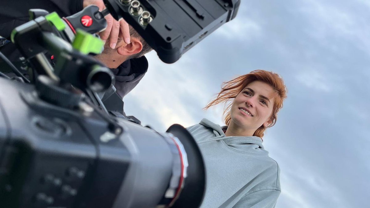 jrstudiocinema's tweet photo. Fine riprese. @ChiaraGiannetta , alla prima esperienza di regia, porta a casa un set pieno di energia. 🎬 E adesso? “Lo aggiustiamo in post!” 😅💪🏻💣 #regia #produzione #videoclip #jrstudio #mariachiaragiannetta #karnan #canto #heyp https://t.co/BiuvslqYqK
