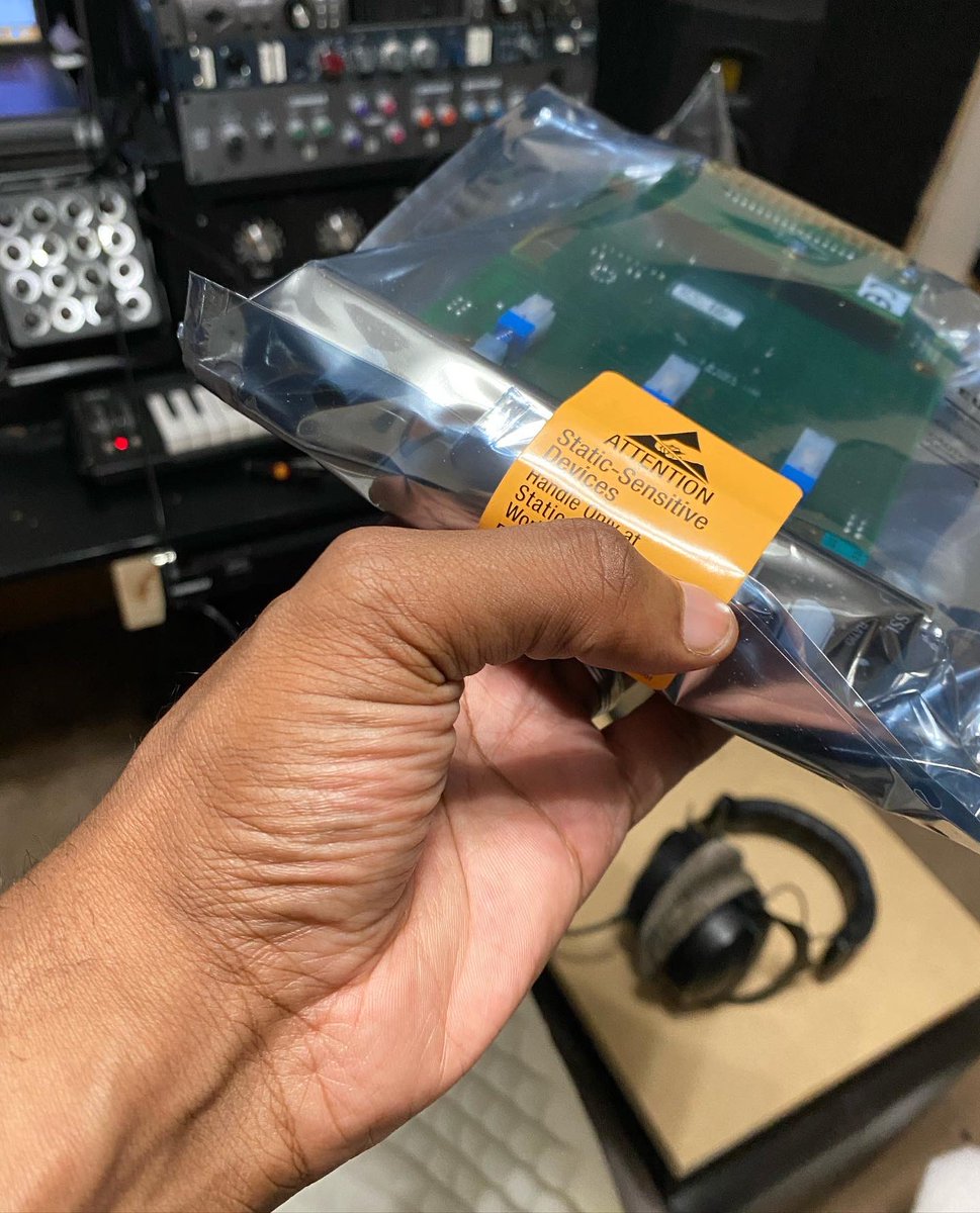 GottaBeClassic's tweet photo. Setting up a serious analog Vocal Compression chain. Alot of flavors to choose from depending on what the client or the song needs #Engineering #Mixing #Recording #Mastering #Production #Ssl #Api #Neve #ShadowHills #RetroInstruments https://t.co/fD5jmjuQRw