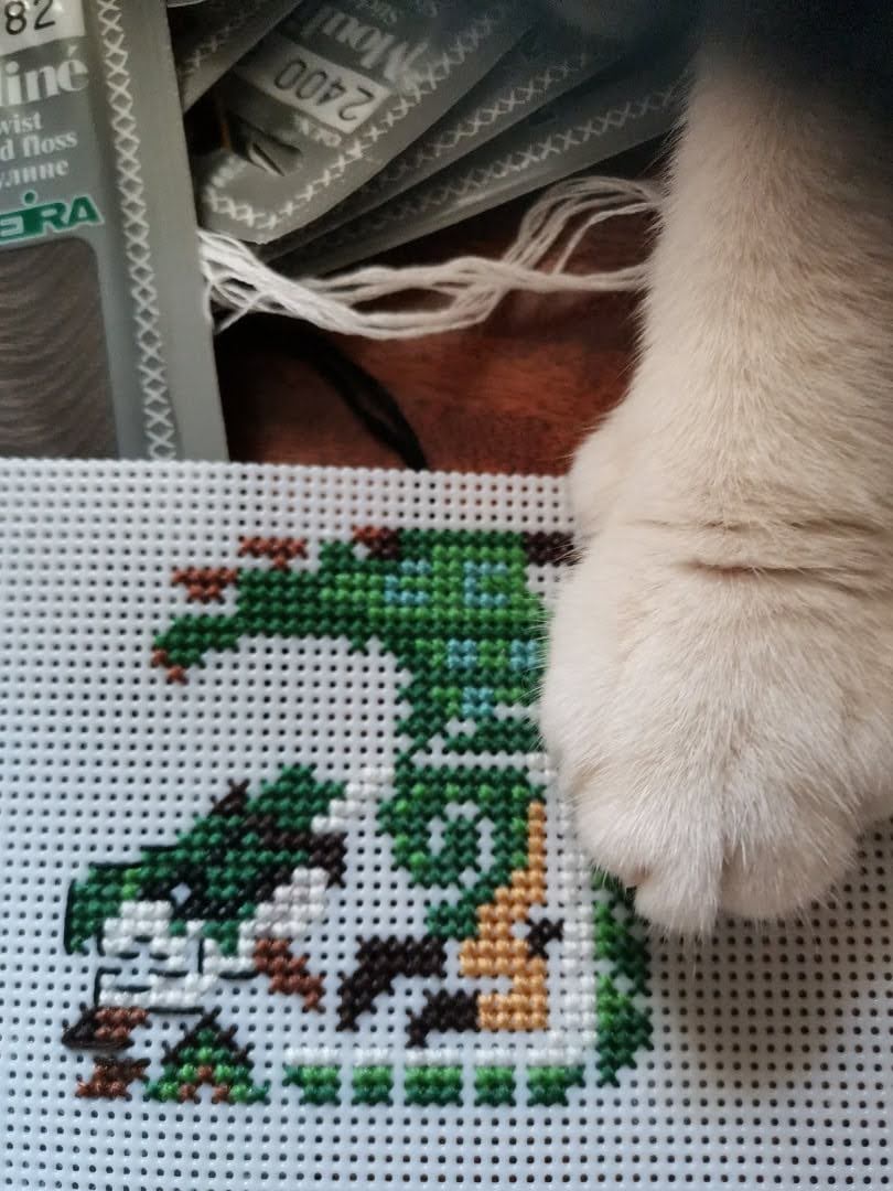 Hell_arred's tweet photo. Cat approved! 🐈 

I continue to make a Rathian figurine from Monster Hunter.

#handmade #crossstitch #cross_stitch #MonsterHunter #rathian #Nintendo #cats #CatsLover https://t.co/lozR3jHs7X
