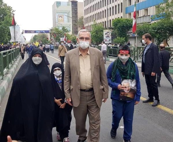 anahita41753668's tweet photo. زیبا و شایسته است با دست خودتان و پدری در حق فرزندانتان این ماجرای بی قانونی در ازمون دستیاری ۴۹ را خاتمه دهید ، اقای وزیر بهداشت خیلی زود ، دیر می شود لطفا خودتان  سوت پایان بازی را به نفع قانون بزنید@Eynollahi_ir https://t.co/eQHueHXRjs