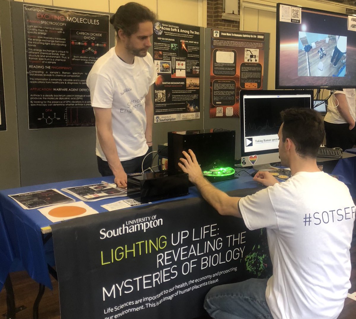LindyHoldenDye's tweet photo. Discovering dinosaurs, detecting  terrestrial and extraterrestrial molecules of life, bone crayons and more! #SOTSEF getting ready ⁦@sotonbiosci⁩ ⁦⁦@unisouthampton⁩ ⁦@NeilJGostling⁩ #MResEvolution ⁦@GoodFriendBigM⁩ #LovePublicEngagement Congrats all! https://t.co/7ny3onFUaj