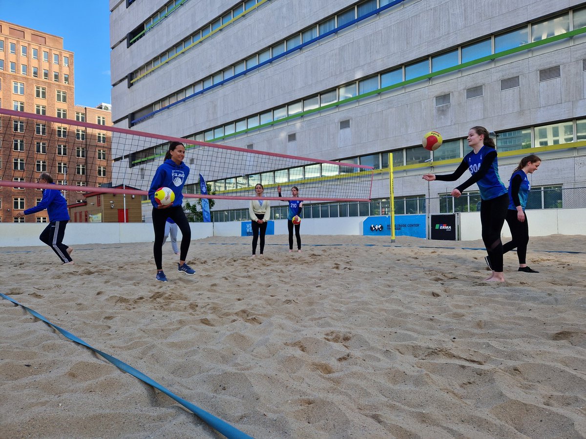 Vandaag was <a href="/FredZuiderwijk/">Fred Zuiderwijk</a> met zijn filmploeg op bezoek op Beabeach in <a href="/BezuidenhoutDH/">Bezuidenhout DenHaag</a> om opnames te maken van een training van <a href="/volevovolleybal/">Volevo</a> voor een reportage voor <a href="/TVwest/">TV West</a>. Uitzending op 2 juni.
