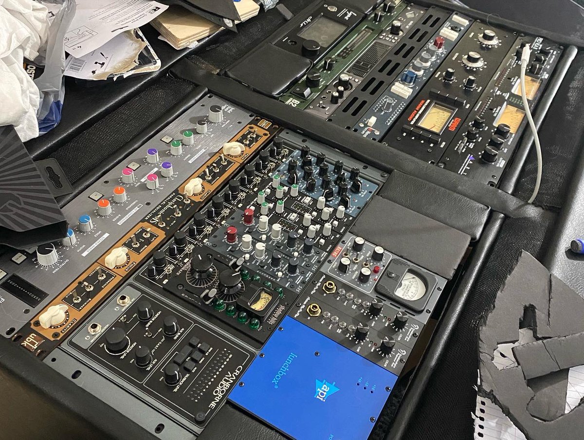 GottaBeClassic's tweet photo. How to build a Mixing/Mastering Desk Youself Pt.2..Lowes, HobbyLobby, Walmart can get you there #Engineering #Mastering #Mixing #Recording #Production #woodwork https://t.co/DvsdrlUuUk