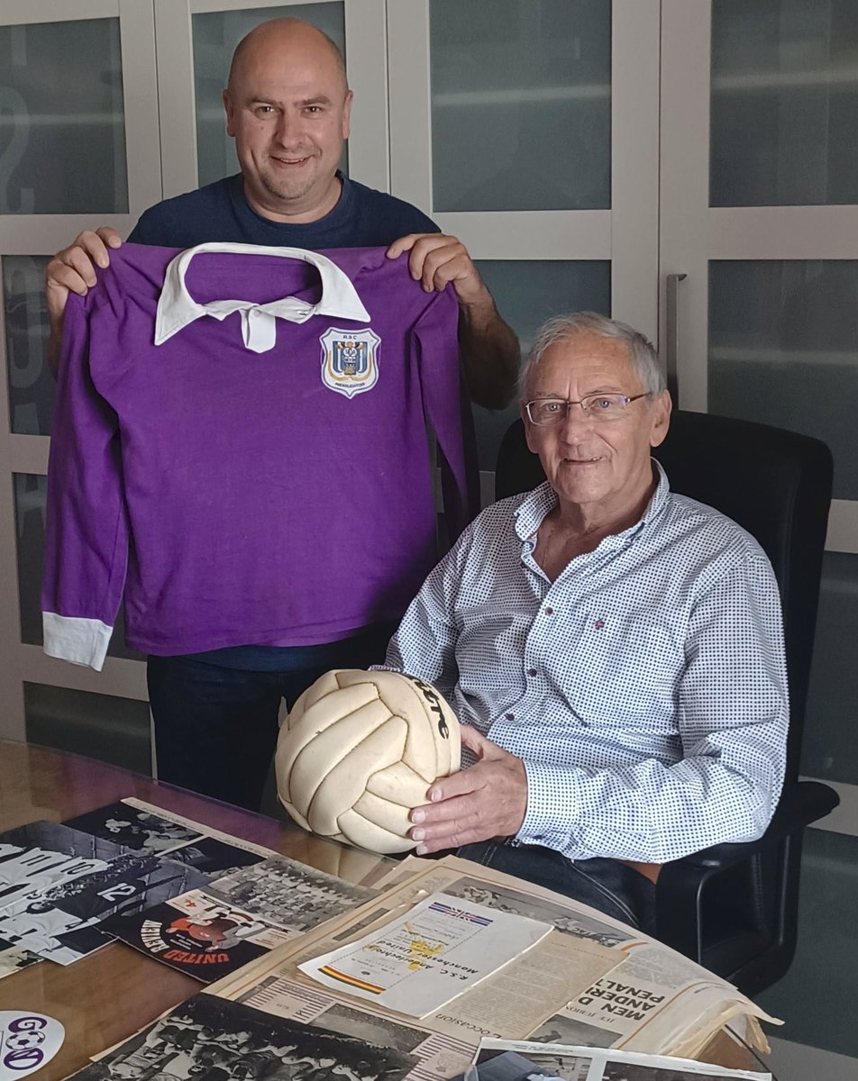 RscaCollector's tweet photo. Wie er de laatste weken allemaal langskwam in mijn persoonlijk #RSCA museum? 
Legendes, iconen, stuk voor stuk Sportingboys 💜🤍 #coym #rscanderlecht #Jurion #Orlans #Degryse https://t.co/m88kYZyhXP