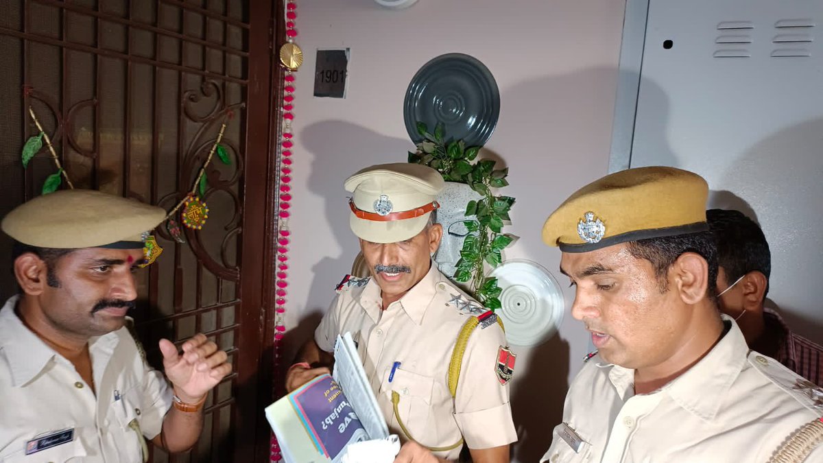 Shehzad_Ind's tweet photo. When there is a stay on coercive action against Aman Chopra by High Court why is the Rajasthan police at his doorstep to arrest him

This is complete and blatant violation of the HC order 

Vindictive https://t.co/7mUPbfytjp