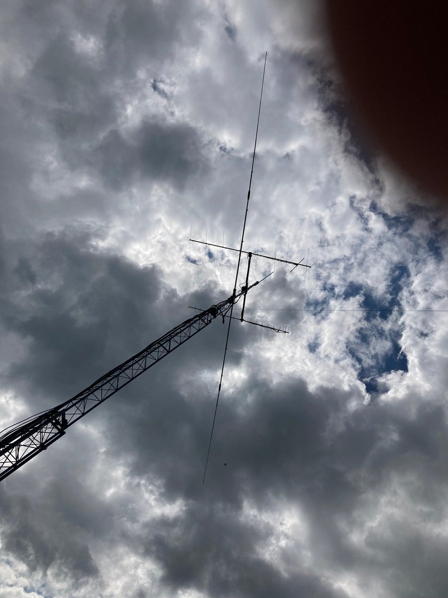 f8asb's tweet photo. Un petit Tweet rapide, dipôle rotatif : Montage sur le pylône et mesures.
Elle se tient bien à l'horizontale 👍
On est pas mal là😉
#F8CED #dipole #antenna #rotarydipol #hamradio #radioamateur #amatradio https://t.co/rV5PqnwTHV