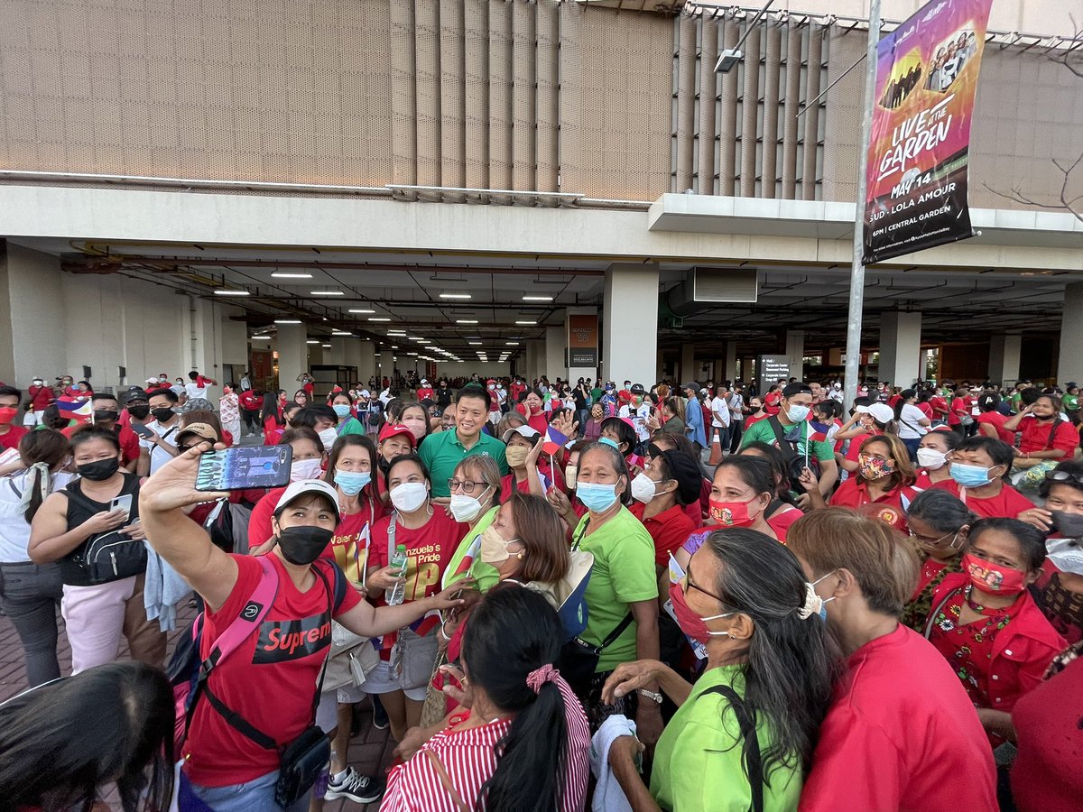 VCRedPaMore's tweet photo. Mayor @rex_gatchalian arrives at the UniTeam Luzon Miting de Avance in Paranaque City to support the #BBMSaraUNITEAM slate. https://t.co/Vweq79hRJH