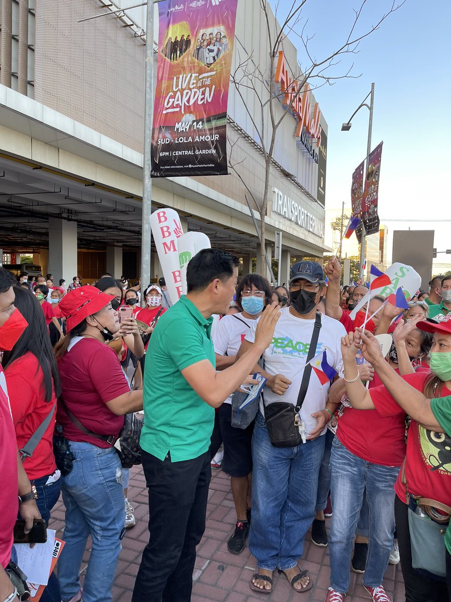 VCRedPaMore's tweet photo. Mayor @rex_gatchalian arrives at the UniTeam Luzon Miting de Avance in Paranaque City to support the #BBMSaraUNITEAM slate. https://t.co/Vweq79hRJH