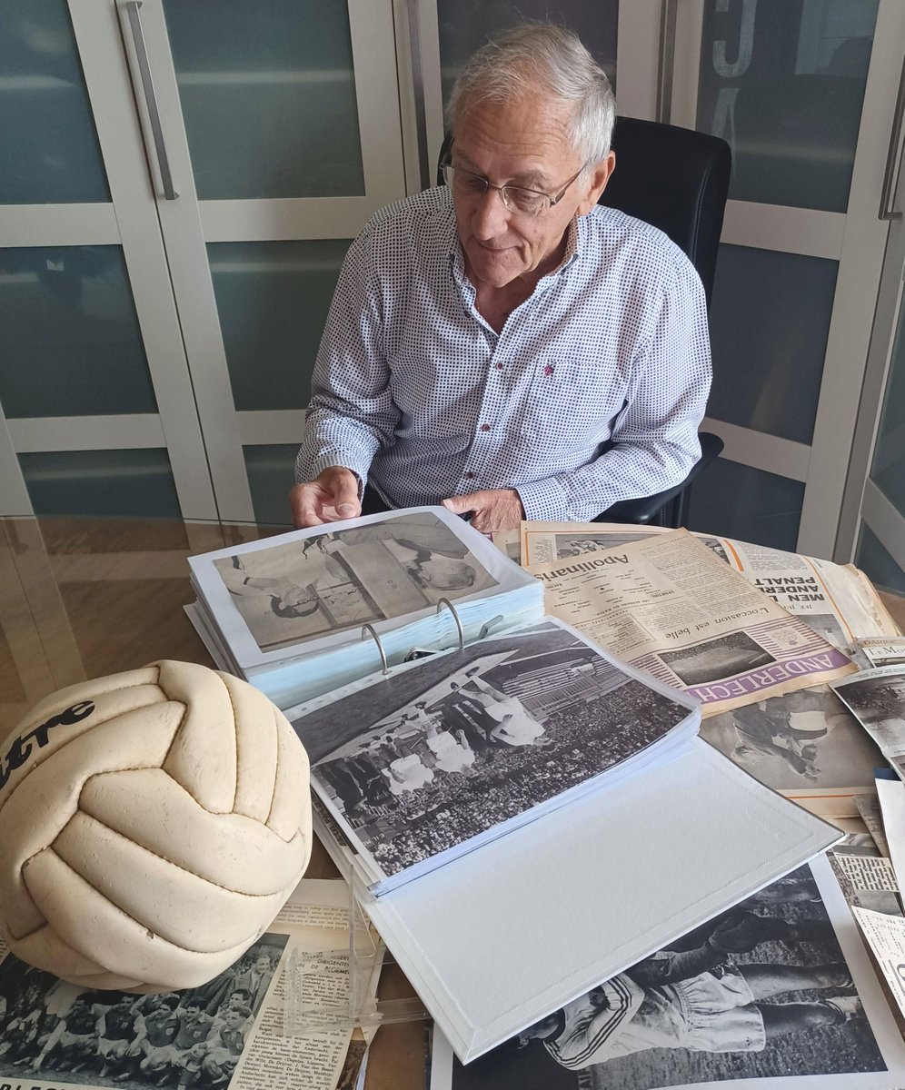 RscaCollector's tweet photo. Wie er de laatste weken allemaal langskwam in mijn persoonlijk #RSCA museum? 
Legendes, iconen, stuk voor stuk Sportingboys 💜🤍 #coym #rscanderlecht #Jurion #Orlans #Degryse https://t.co/m88kYZyhXP