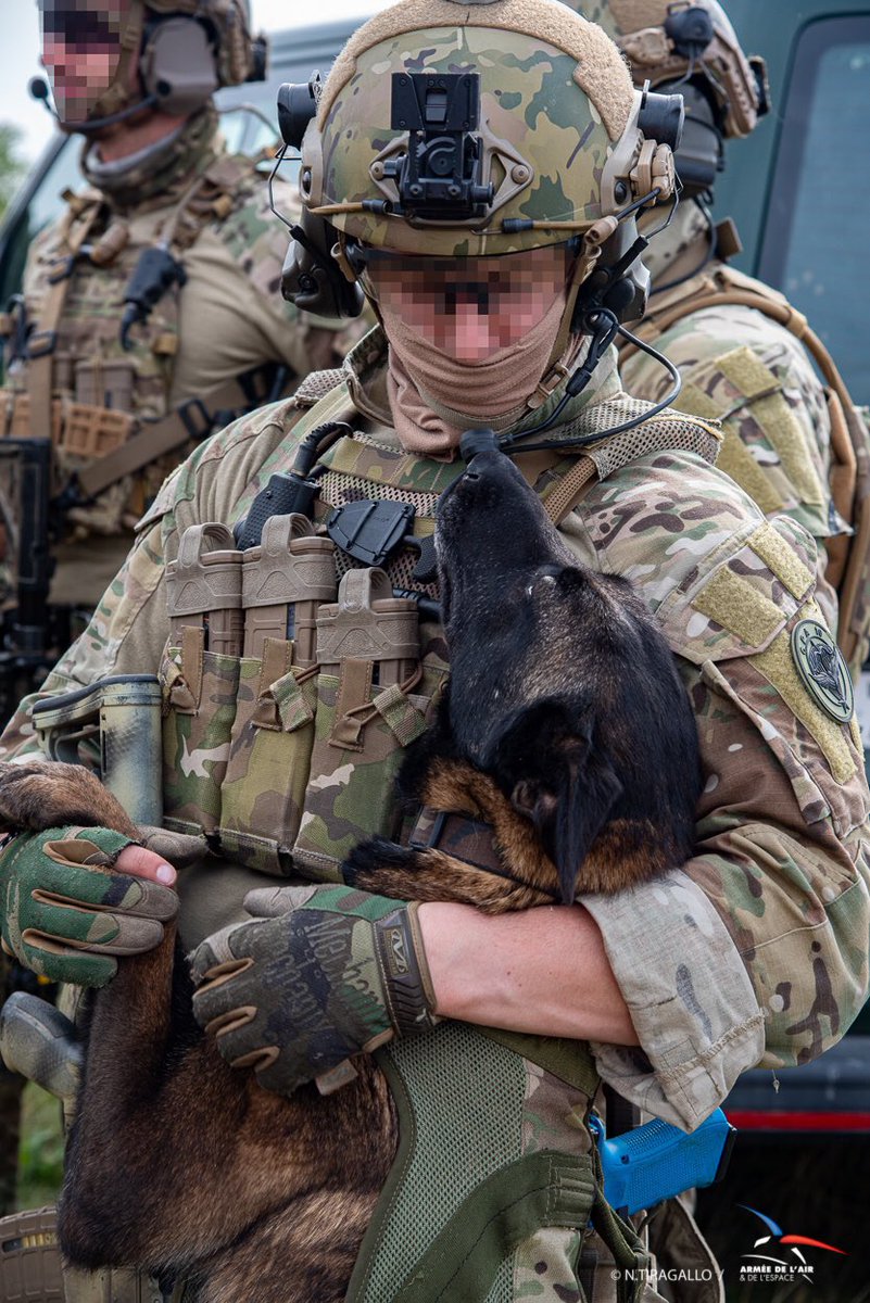 SpecsOpsCenter's tweet photo. Opérateur du CPA10 avec son fidèle compagnon 🐕. 🇫🇷🦅 https://t.co/bSxEmhkPNf