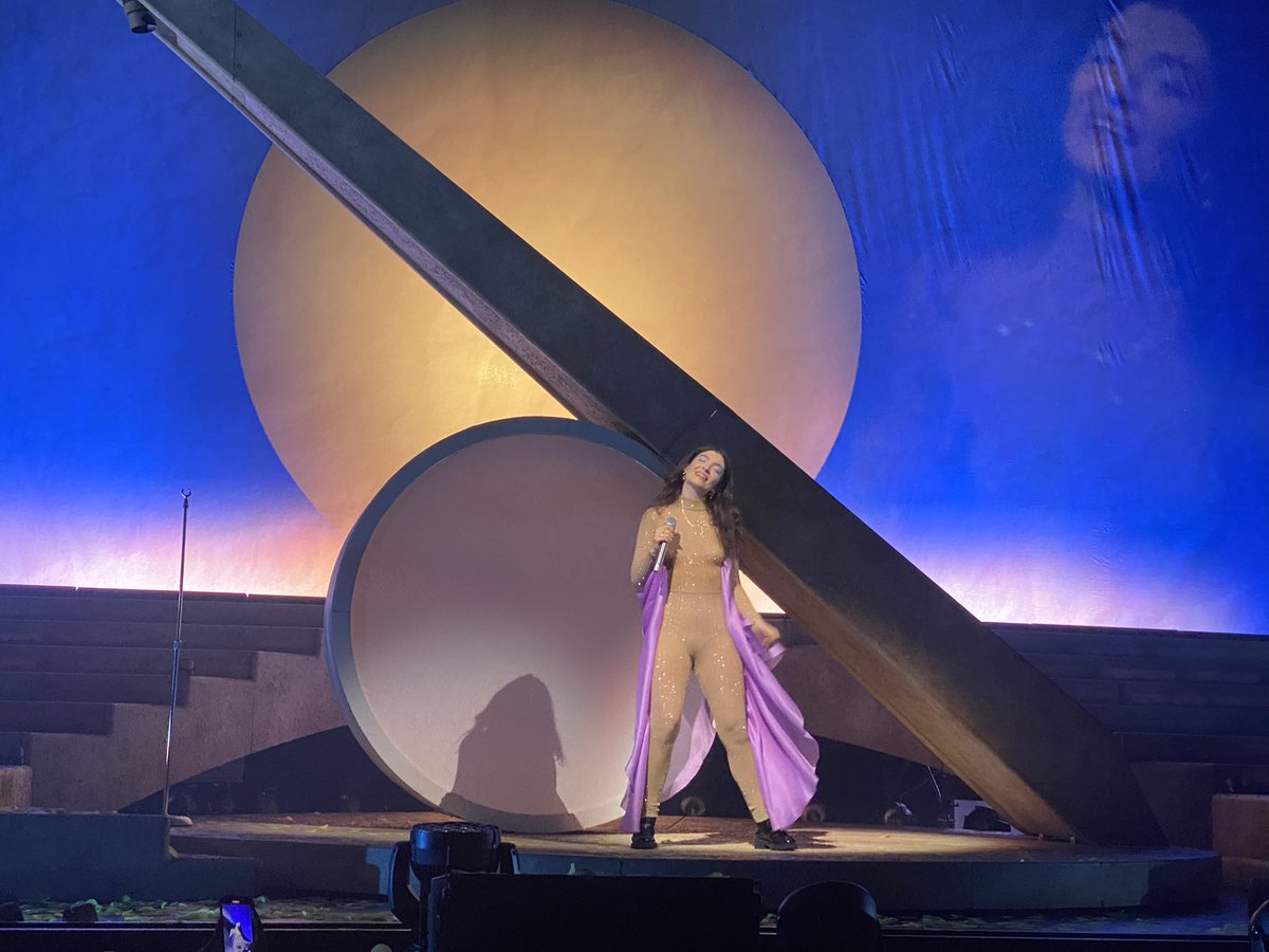 lordetails's tweet photo. I SAW LORDE TODAY, i’m out of words. it was one of the most freeing and beautiful experiences ever, thank you for the incredible night @lorde 💗💗 https://t.co/86y3k0RJHY