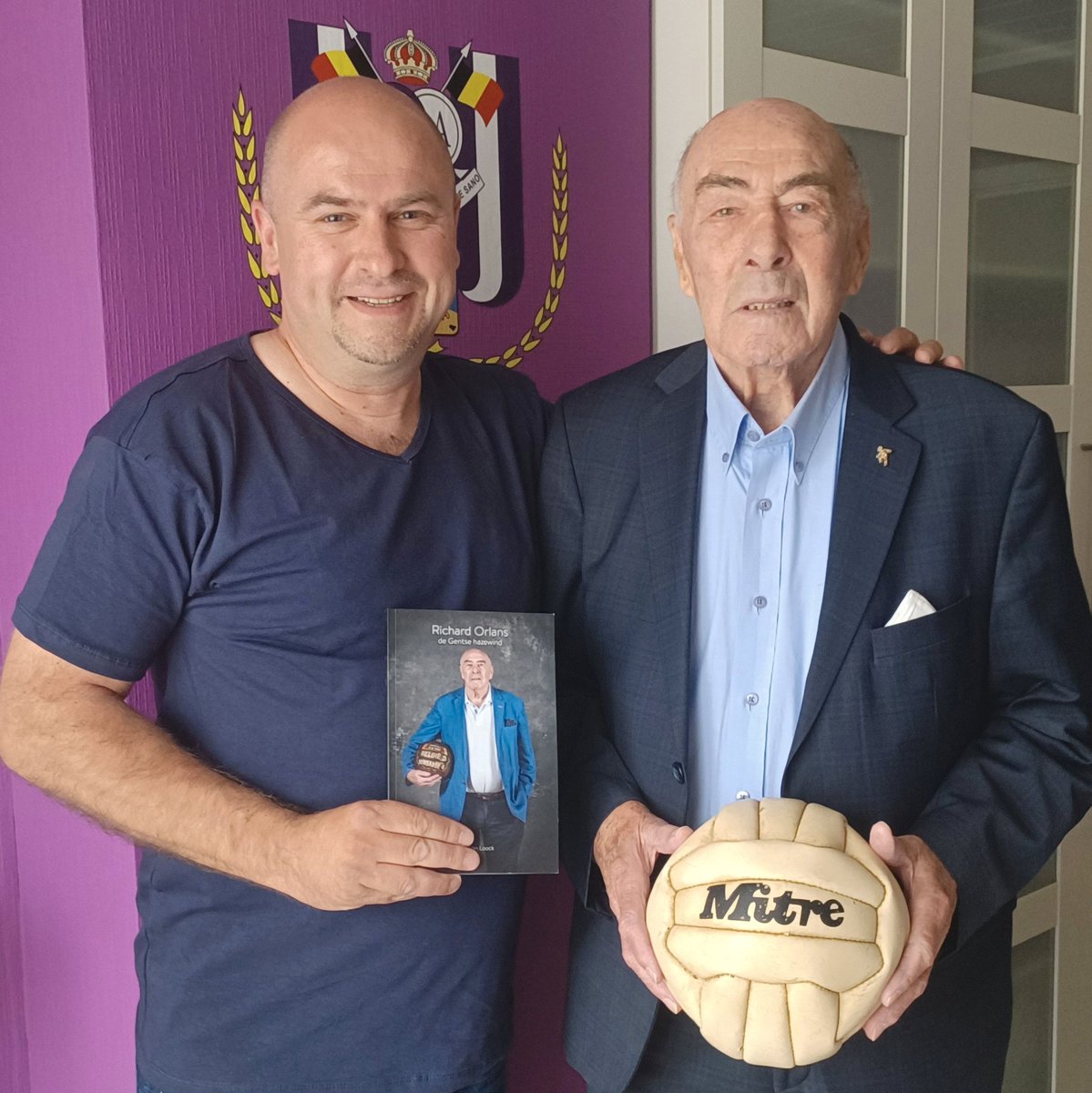RscaCollector's tweet photo. Wie er de laatste weken allemaal langskwam in mijn persoonlijk #RSCA museum? 
Legendes, iconen, stuk voor stuk Sportingboys 💜🤍 #coym #rscanderlecht #Jurion #Orlans #Degryse https://t.co/m88kYZyhXP