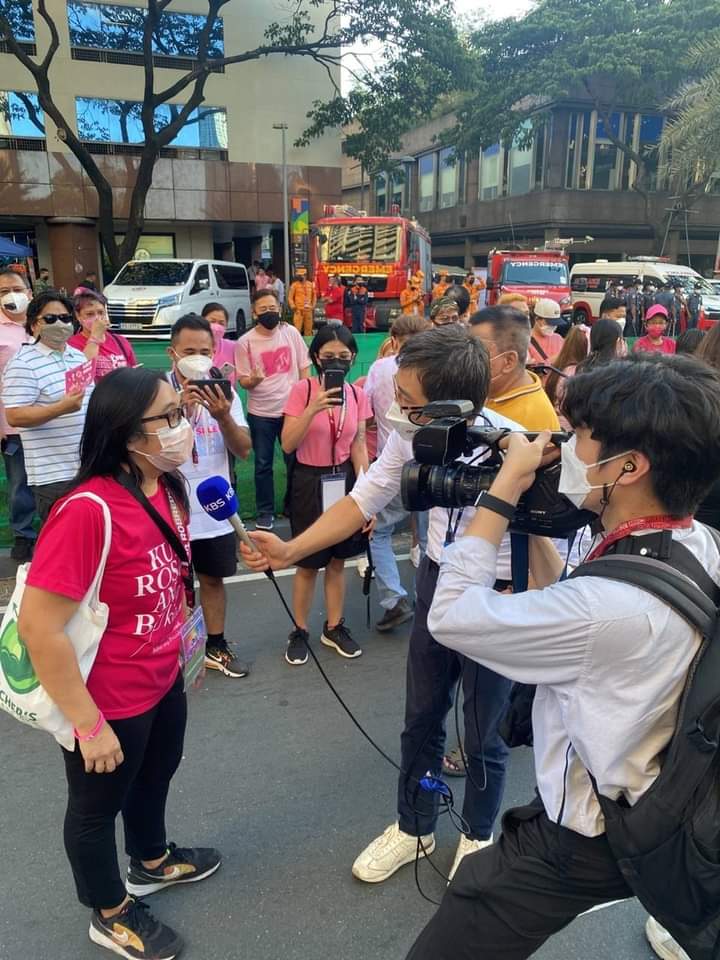 loeyloyalty's tweet photo. OMG KBS NEWS !!! THEY ARE INTERVIEWING KAKAMPINKS.

#MakatiIsPink
#Ipana7oNa10ParaSaLahat 
#LeniKikoMitingDeAvance https://t.co/QTSgdUyvNP
