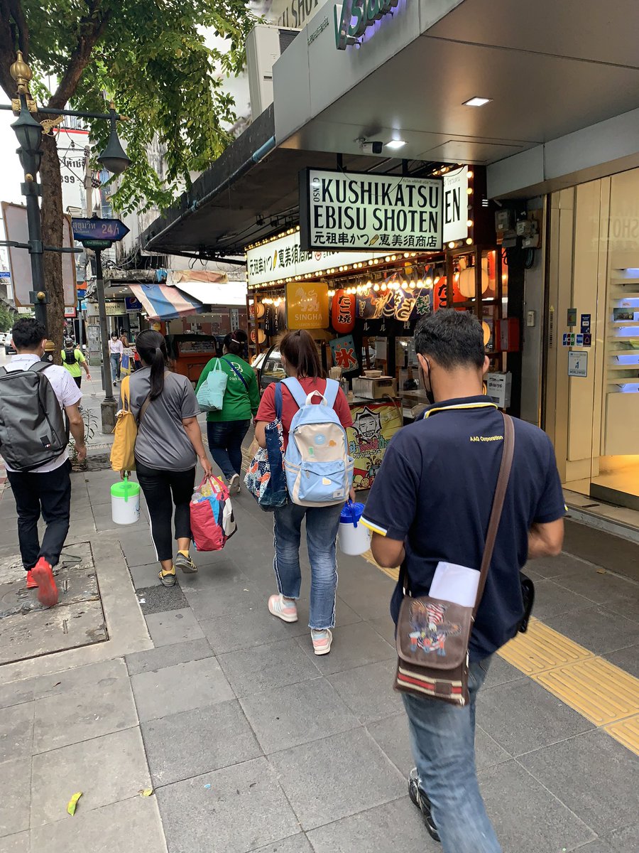 Rajprasong_News's tweet photo. #Thailand Seems #Prompong areas are back in business, full of tourists, active street food where construction workers and travelers eat the same food #Bangkok https://t.co/QGgnrodxMr
