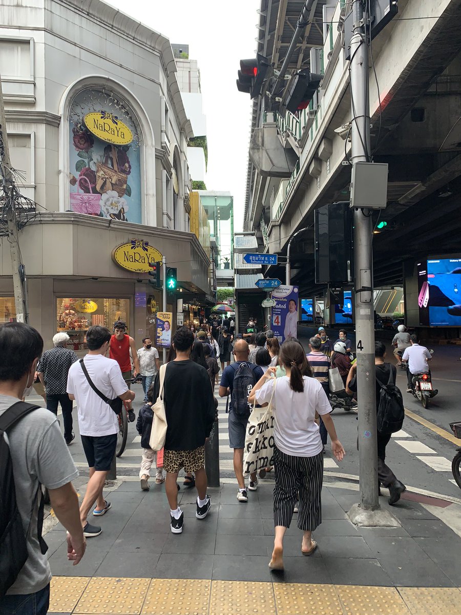 Rajprasong_News's tweet photo. #Thailand Seems #Prompong areas are back in business, full of tourists, active street food where construction workers and travelers eat the same food #Bangkok https://t.co/QGgnrodxMr