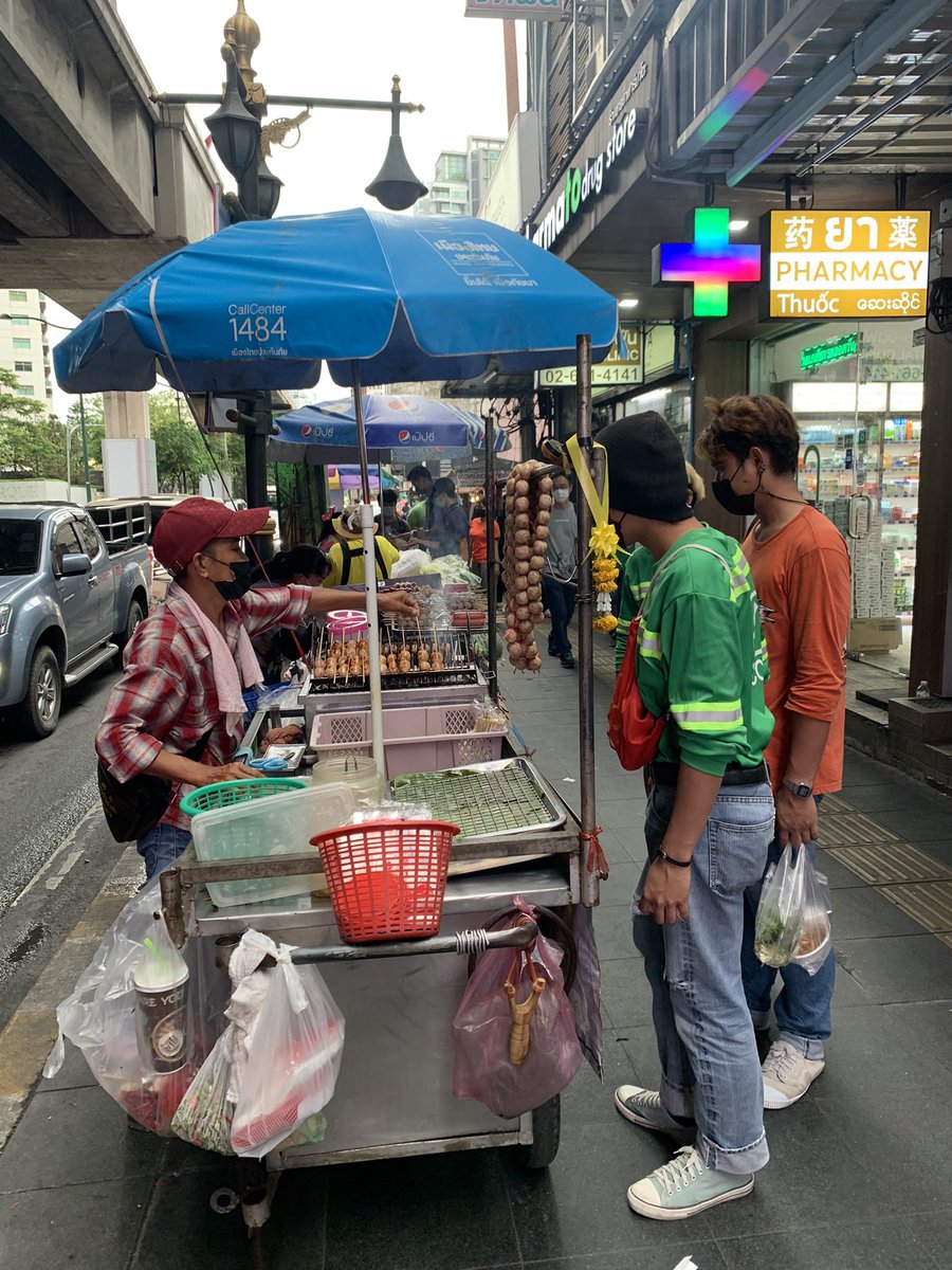 Rajprasong_News's tweet photo. #Thailand Seems #Prompong areas are back in business, full of tourists, active street food where construction workers and travelers eat the same food #Bangkok https://t.co/QGgnrodxMr