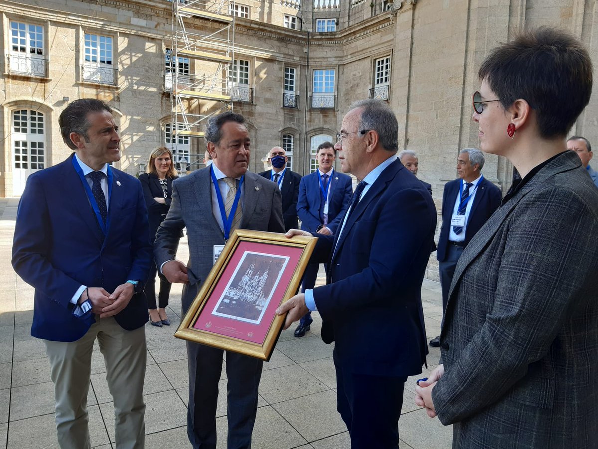 psdegsantiago's tweet photo. 🔴Recepción aos representantes dos Colexios Oficiais e Delegacións de España, do #CGETI , do Consello Xeral e da @UAITIE, e Enxeñeiros Técnicos Industriais. 
➡️O acto estivo presidido polo alcalde de Santiago, Xosé Sánchez Bugallo. https://t.co/vsTeLKCRJq